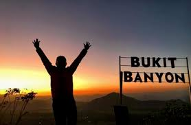 Tim perusahaan melakukan outbound Trenggalek di Bukit Banyon