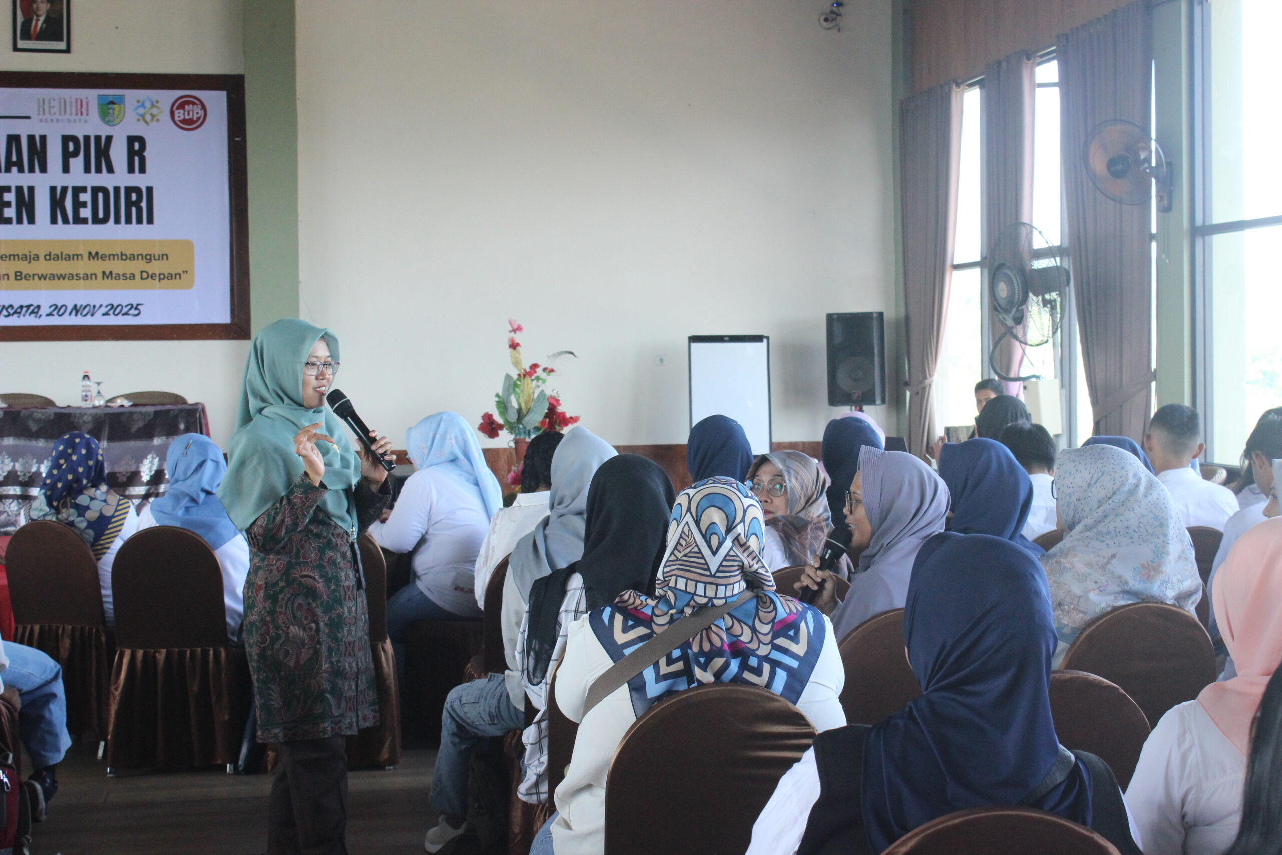 Peserta outbound perusahaan mengikuti sesi ice breaking bersama fasilitator di dalam ruangan