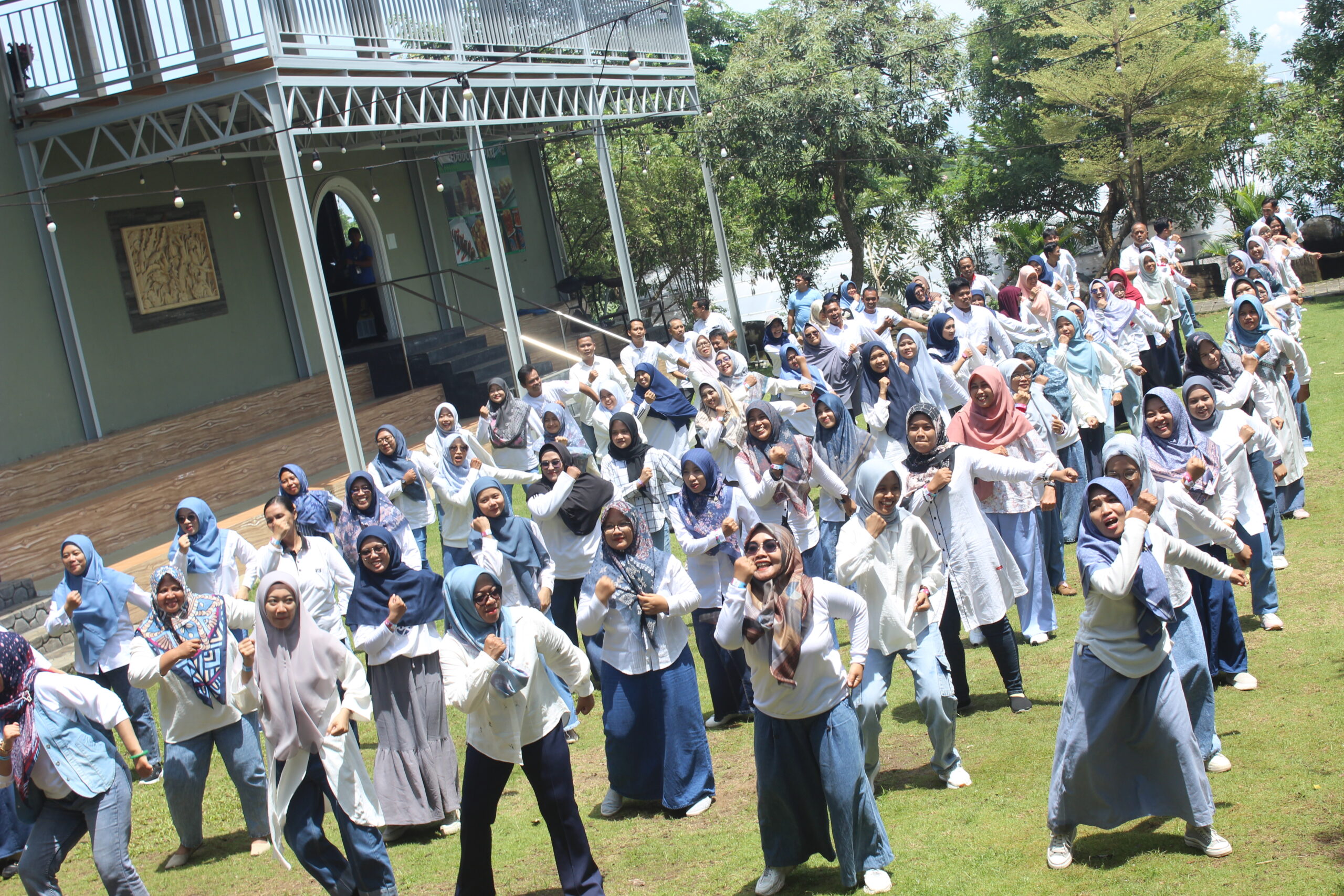 Suasana outbound perusahaan dengan peserta mengikuti fun games bersama di area outdoor