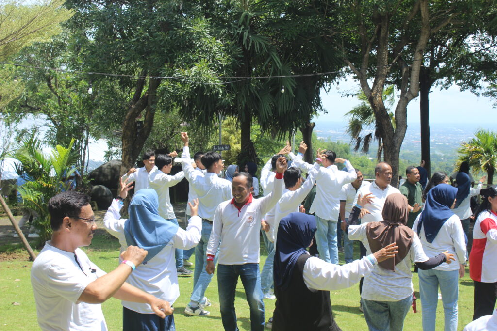 Suasana leadership challenge outbound perusahaan dengan peserta mengikuti simulasi kepemimpinan