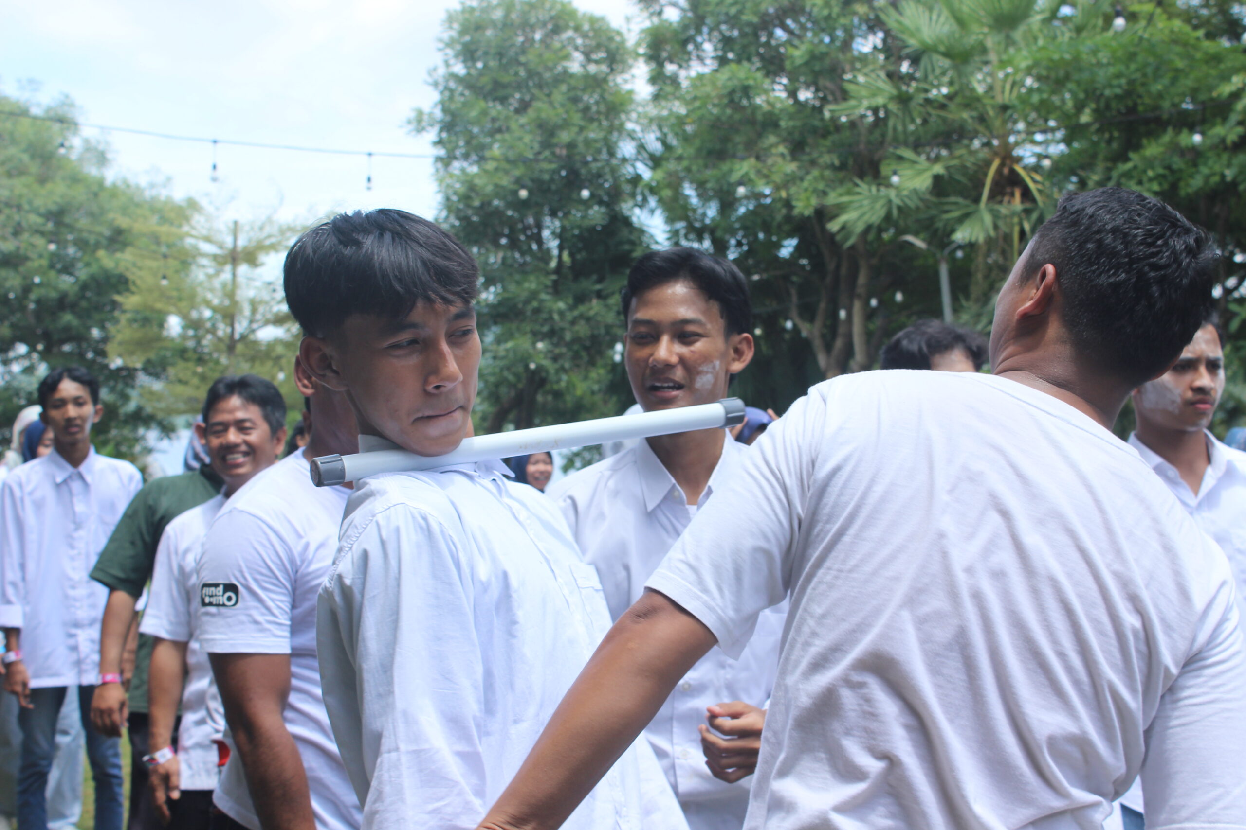 Peserta outbound menjalani permainan kerja sama tim yang seru dan penuh tantangan