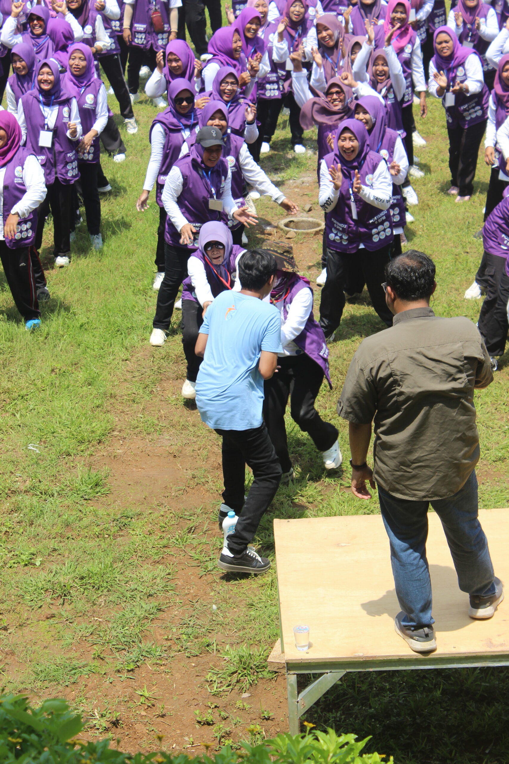 Peserta outbound bermain games di lapangan