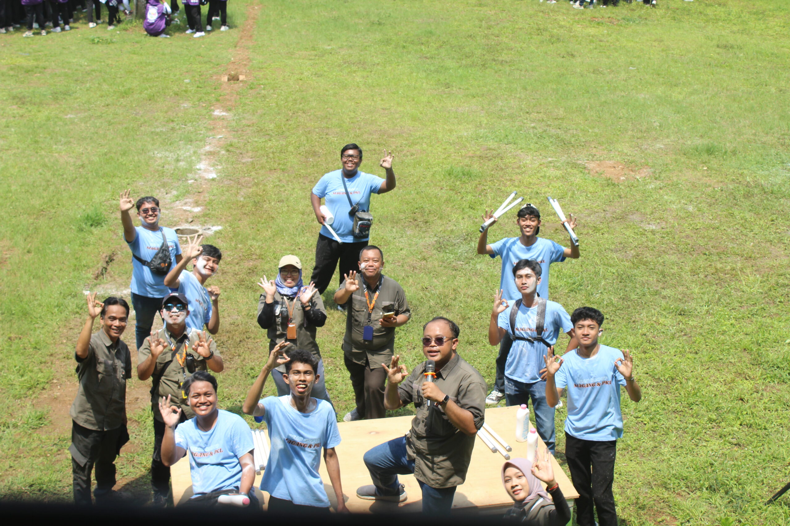 Tim outbound perusahaan di Surabaya foto bersama usai team building