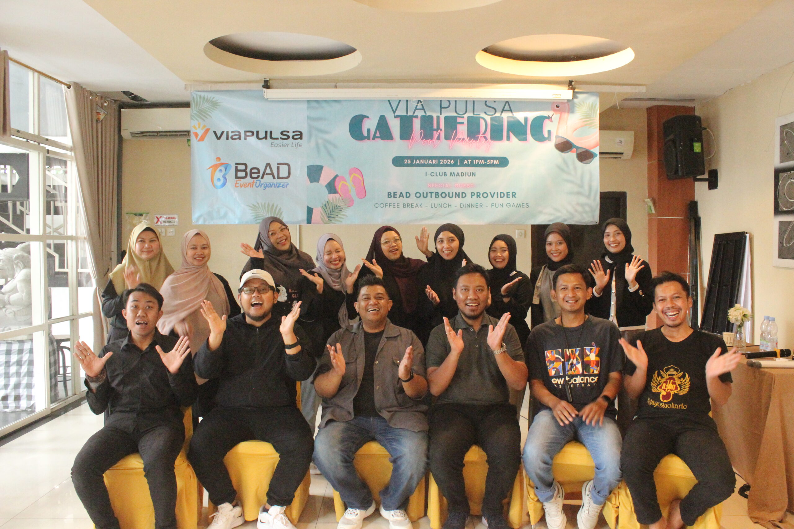 Tim perusahaan berfoto bersama setelah sesi pelatihan outbound di dalam ruangan