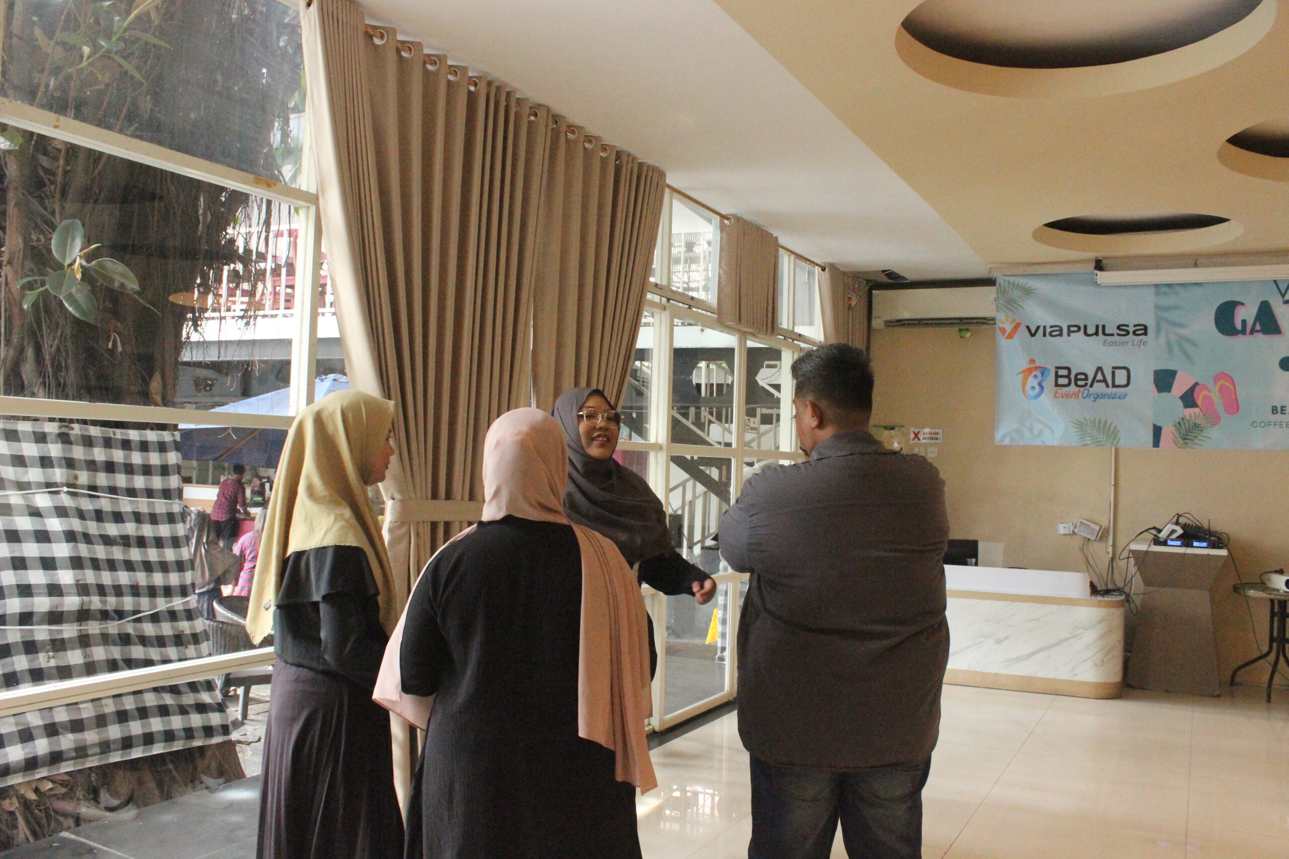 sesi refleksi outbound untuk memperkuat komunikasi dan kekompakan tim