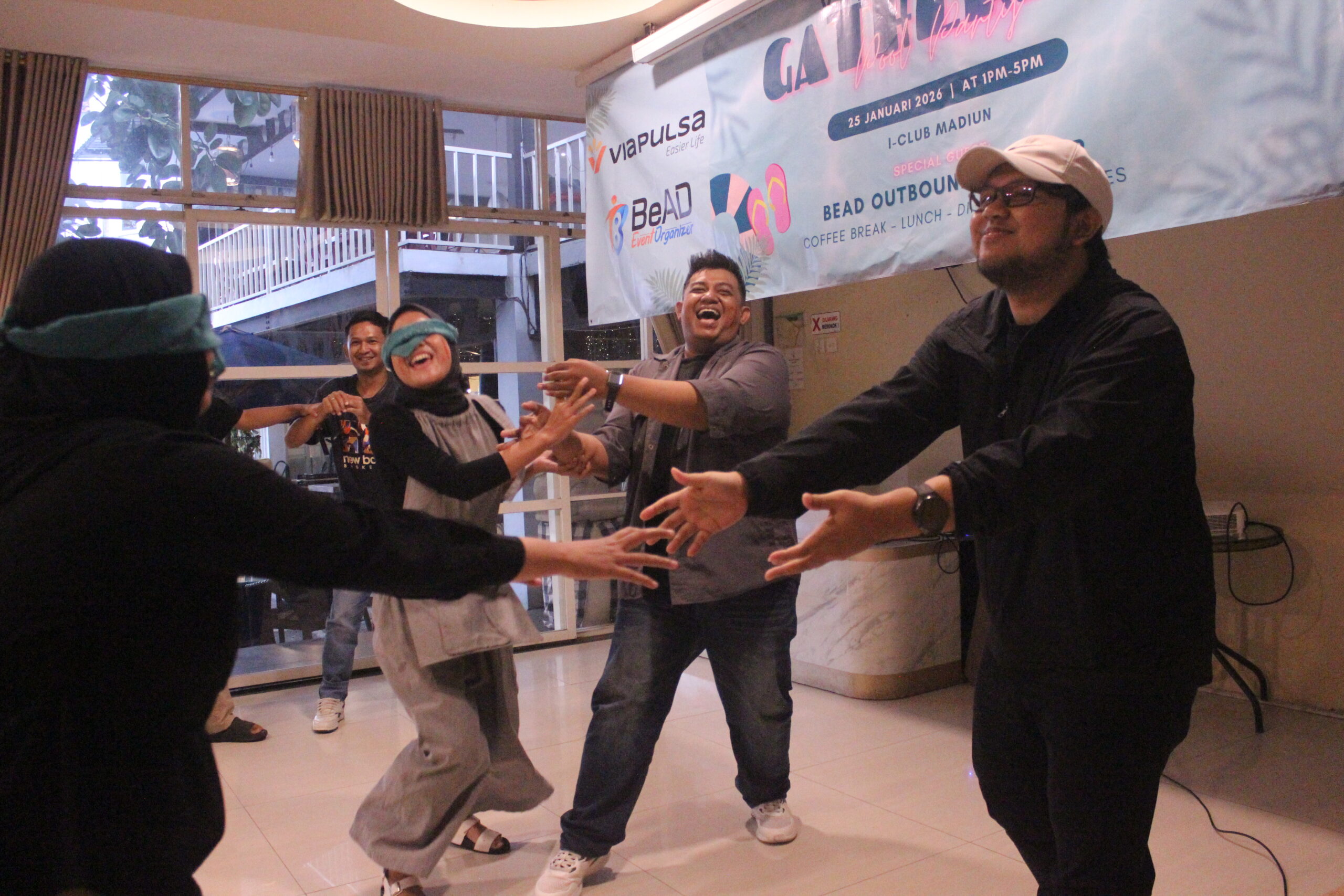 Kegiatan outbound communication dan trust building dipandu fasilitator di dalam ruangan